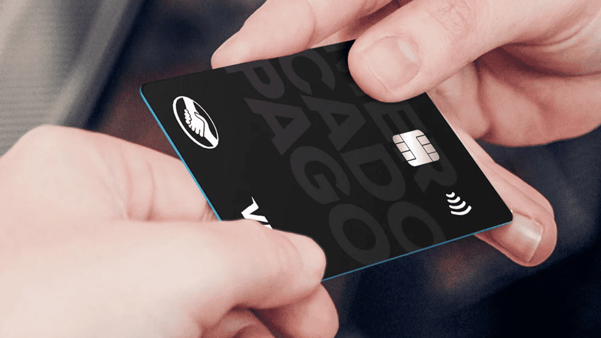 Imagem ilustrativa do cartão de crédito Mercado Pago, produto financeiro com bandeira Visa Internacional, anuidade gratuita e integração completa ao aplicativo Mercado Pago. Ideal para quem busca praticidade, segurança e cashback no dia a dia.