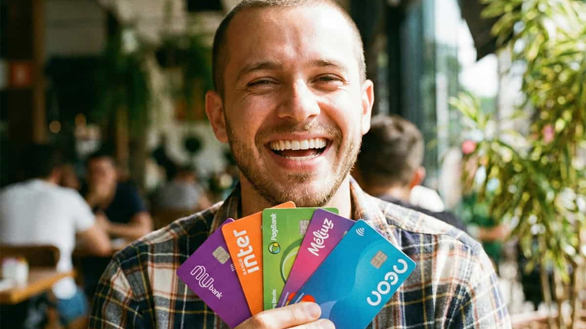 Quero que crie uma imagem com os 5 cartões na mão em forma de leque. Os cartões são, nubank, inter, pagbank, Méliuz e Neon