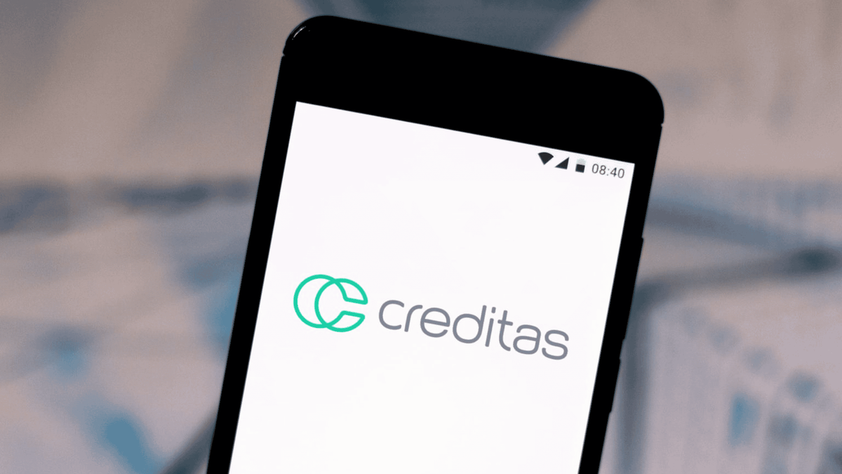 Interface da plataforma Creditas mostrando simulação de empréstimo com garantia de imóvel e taxas reduzidas
