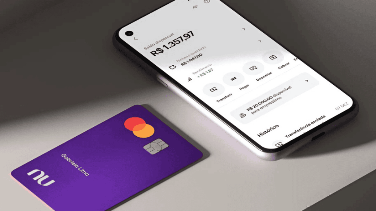 cartão roxo do nubank perto de um celular para falar sobre o empréstimo pessoal nubank
